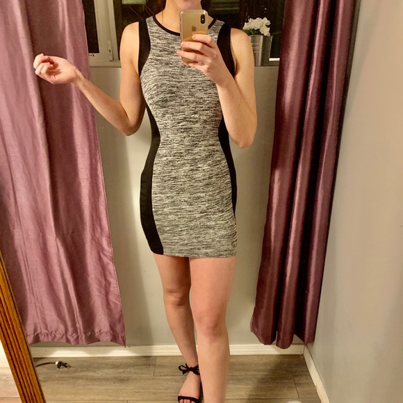 Irreplaceable mini Dress - Picture 2 of 4